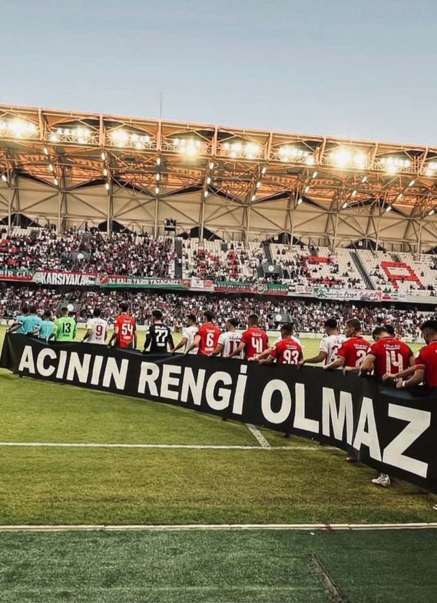 Goztepelilercom's tweet photo. SAĞ OLUN, VAR OLUN

Emircan Övüç’ün anısına Karşıyakalı ve Balıkesirli futbolcular, “Acının rengi olmaz” yazılı pankartla sahaya çıktı. https://t.co/5lc93dfMye