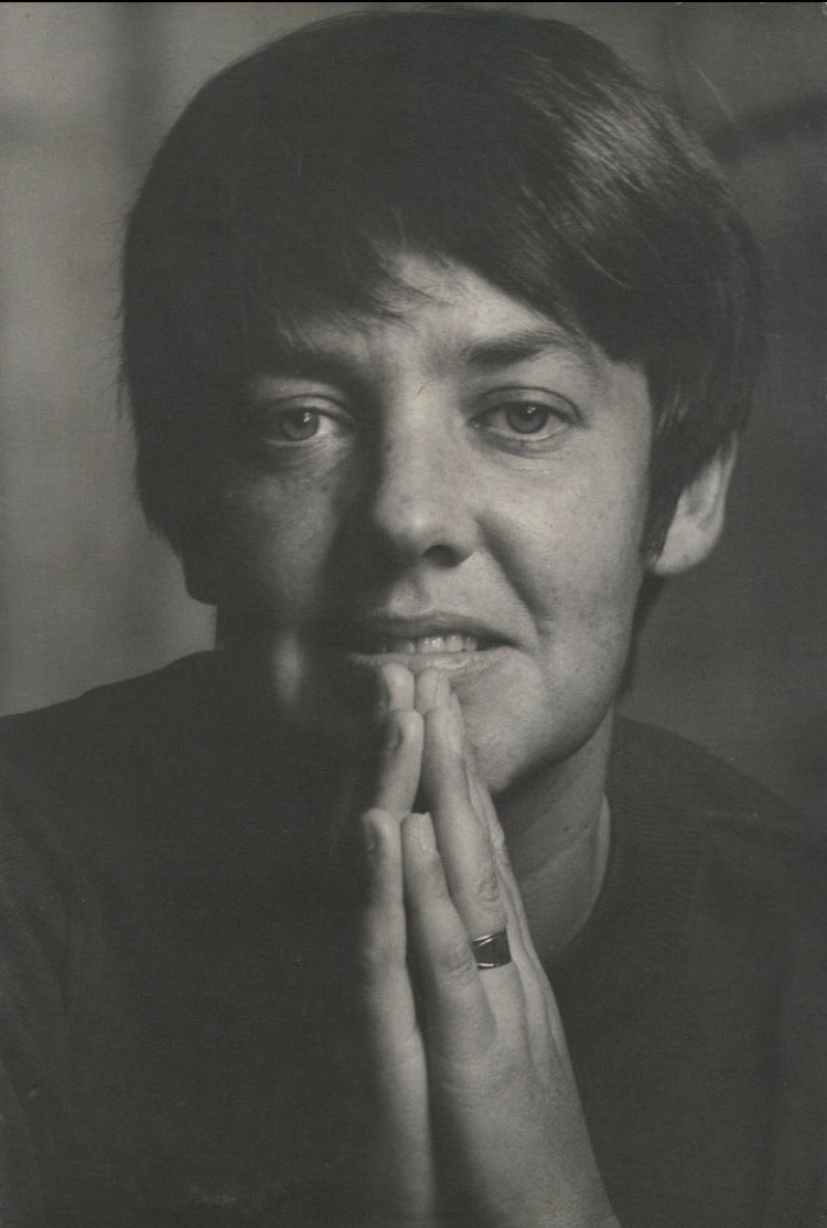 #Poemasderebeldía ✒️María Elena Walsh

Pena de muerte 

Fui lapidada por adúltera. Mi esposo, que tenía manceba en casa y fuera de ella, arrojó la primera piedra, autorizado por los doctores de la ley y a la vista de mis hijos.