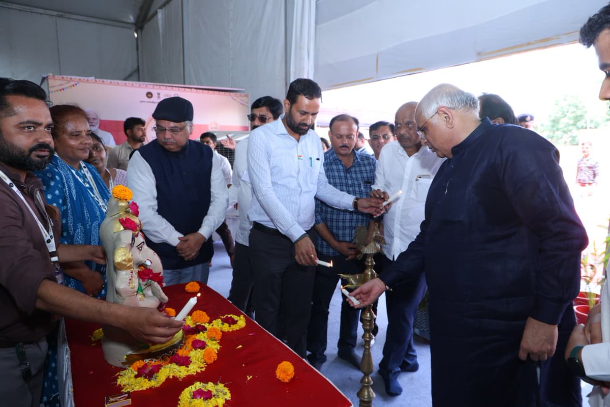 CMOGuj's tweet image. મુખ્યમંત્રી શ્રી ભૂપેન્દ્રભાઈ પટેલે આજે અમરેલીના પ્રવાસ દરમિયાન ગુજરાત લાઇવલીહુડ પ્રમોશન કંપની લી. (ગ્રામ વિકાસ વિભાગ) દ્વારા વિવિધ મહિલા સ્વસહાય જૂથોની બહેનો દ્વારા હસ્તકલાની વિવિધ ચીજ-વસ્તુઓના પ્રદર્શન સહ વેચાણ માટે આયોજિત &apos;સરસ મેળા&apos;ની મુલાકાત લીધી હતી.

મુખ્યમંત્રીશ્રીએ સખી…