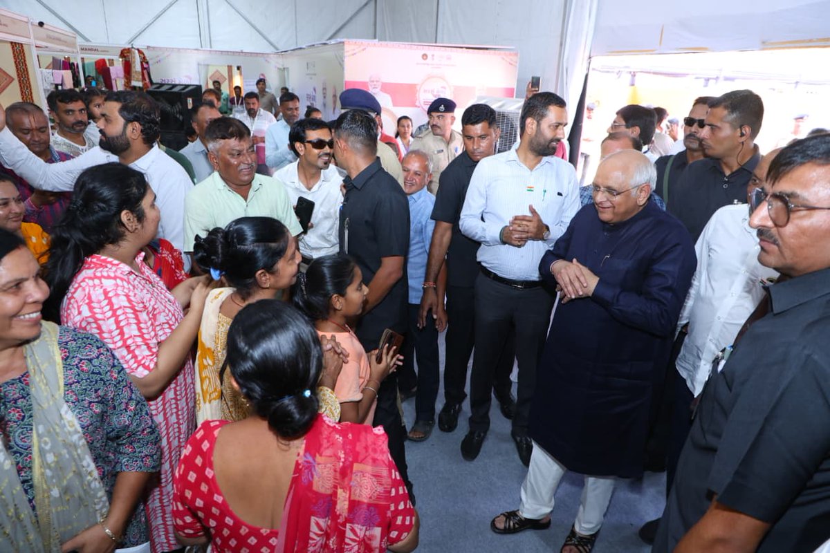 CMOGuj's tweet image. મુખ્યમંત્રી શ્રી ભૂપેન્દ્રભાઈ પટેલે આજે અમરેલીના પ્રવાસ દરમિયાન ગુજરાત લાઇવલીહુડ પ્રમોશન કંપની લી. (ગ્રામ વિકાસ વિભાગ) દ્વારા વિવિધ મહિલા સ્વસહાય જૂથોની બહેનો દ્વારા હસ્તકલાની વિવિધ ચીજ-વસ્તુઓના પ્રદર્શન સહ વેચાણ માટે આયોજિત &apos;સરસ મેળા&apos;ની મુલાકાત લીધી હતી.

મુખ્યમંત્રીશ્રીએ સખી…