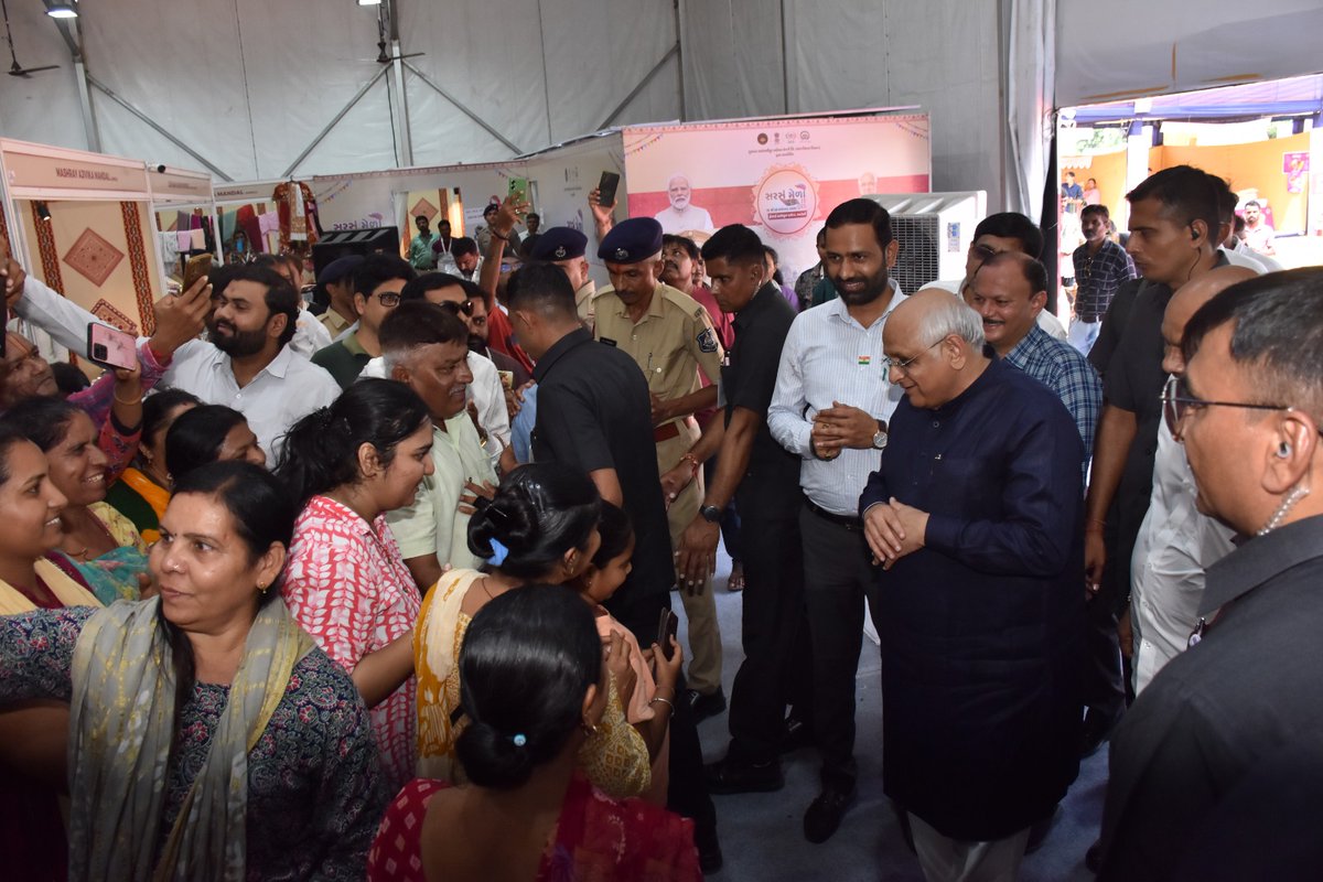 CMOGuj's tweet image. મુખ્યમંત્રી શ્રી ભૂપેન્દ્રભાઈ પટેલે આજે અમરેલીના પ્રવાસ દરમિયાન ગુજરાત લાઇવલીહુડ પ્રમોશન કંપની લી. (ગ્રામ વિકાસ વિભાગ) દ્વારા વિવિધ મહિલા સ્વસહાય જૂથોની બહેનો દ્વારા હસ્તકલાની વિવિધ ચીજ-વસ્તુઓના પ્રદર્શન સહ વેચાણ માટે આયોજિત &apos;સરસ મેળા&apos;ની મુલાકાત લીધી હતી.

મુખ્યમંત્રીશ્રીએ સખી…