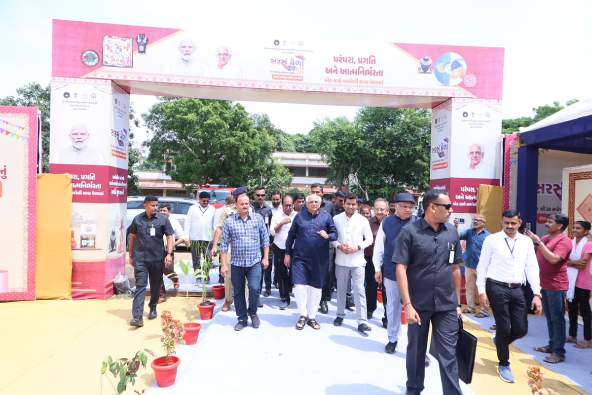 CMOGuj's tweet image. મુખ્યમંત્રી શ્રી ભૂપેન્દ્રભાઈ પટેલે આજે અમરેલીના પ્રવાસ દરમિયાન ગુજરાત લાઇવલીહુડ પ્રમોશન કંપની લી. (ગ્રામ વિકાસ વિભાગ) દ્વારા વિવિધ મહિલા સ્વસહાય જૂથોની બહેનો દ્વારા હસ્તકલાની વિવિધ ચીજ-વસ્તુઓના પ્રદર્શન સહ વેચાણ માટે આયોજિત &apos;સરસ મેળા&apos;ની મુલાકાત લીધી હતી.

મુખ્યમંત્રીશ્રીએ સખી…