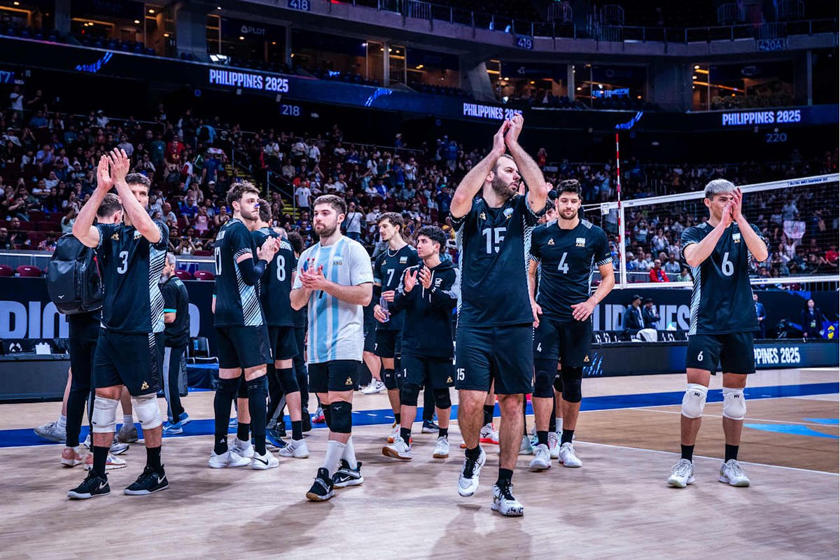 El aplausos de estos pibes describen perfectamente el agradecimiento y orgullo que sentimos todos quienes amamos este deporte y a esta Selección Argentina 🇦🇷 que tan bien nos representan desde hace años.

GRACIAS MUCHACHOS 👏👏

Déjale tu mensaje a los pibes 👇