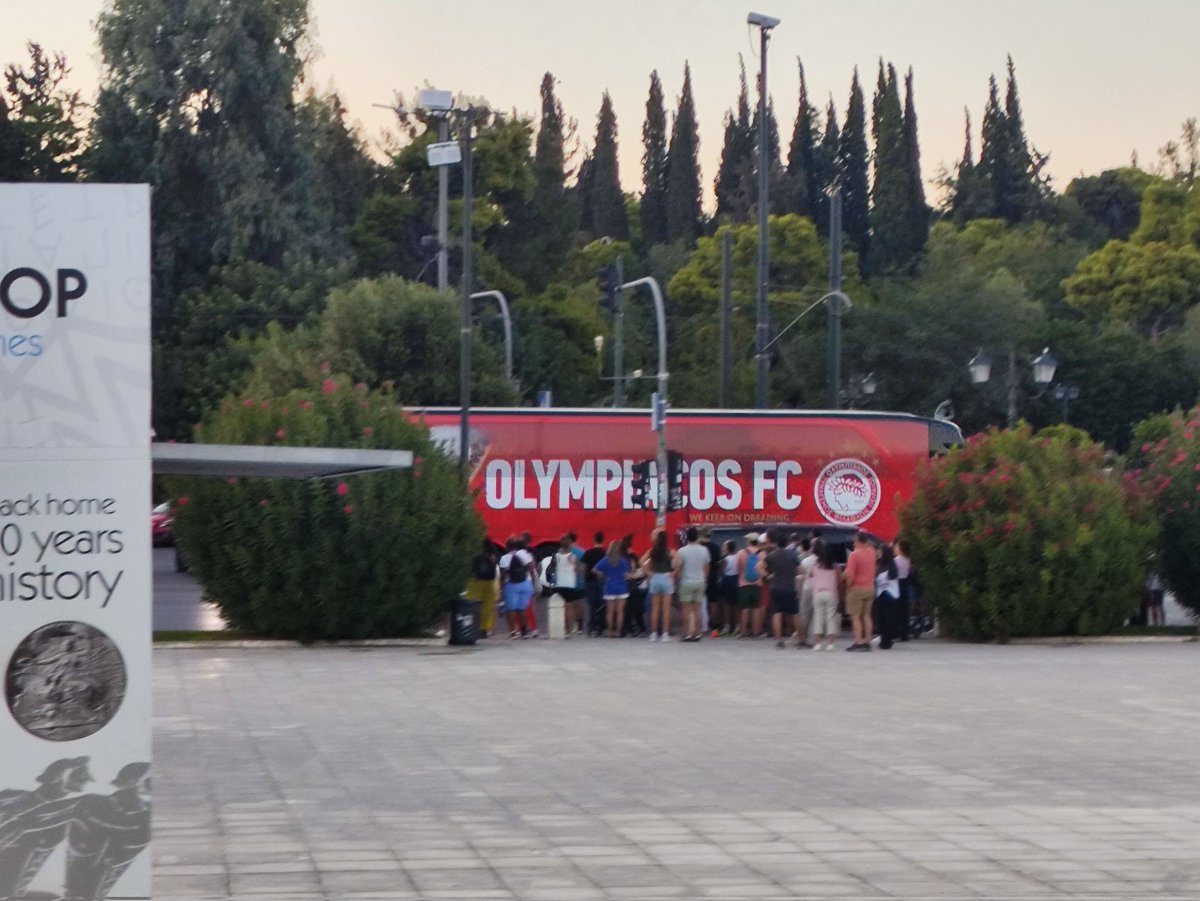 Spledoes's tweet image. Estar sentado no maior relaxo e ver o ônibus do Olympiakos passando n estava nos meus planos aqui em Atenas