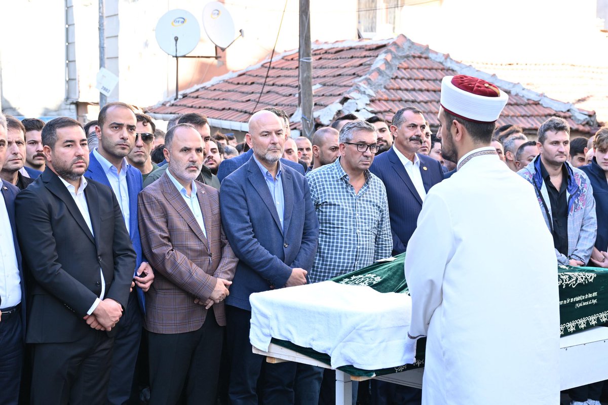 Milliyetçi Hareket Partisi Gaziosmanpaşa İlçe Başkanı Sn. Korhan Çalışkan‘ın merhum babası Sebahattin Çalışkan‘ı, dualarla son yolculuğuna uğurladık.

Merhuma Allah'tan rahmet, Çalışkan ailesine ve tüm yakınlarına başsağlığı diliyorum. Mekanı cennet olsun. 

📍Gönenli Mehmet
