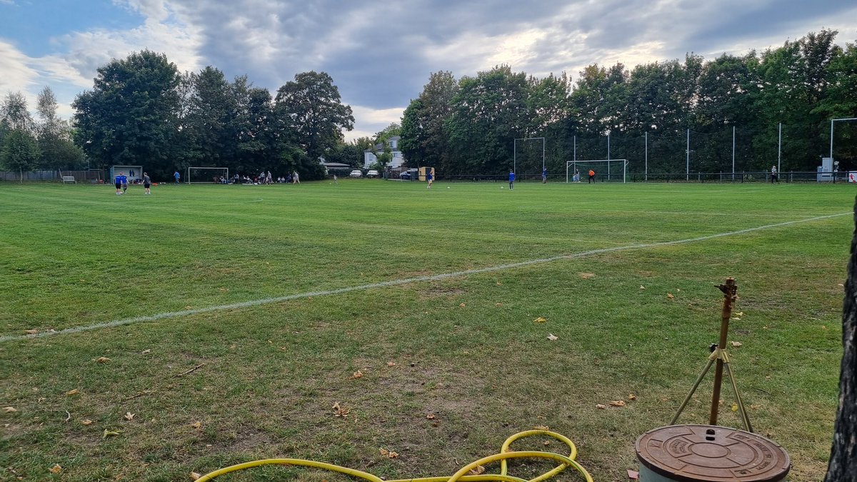 Zum Tagesabschluss gibt's in Taucha nochmal Dorffussball at it's best, Sachsenkomplettierung und so