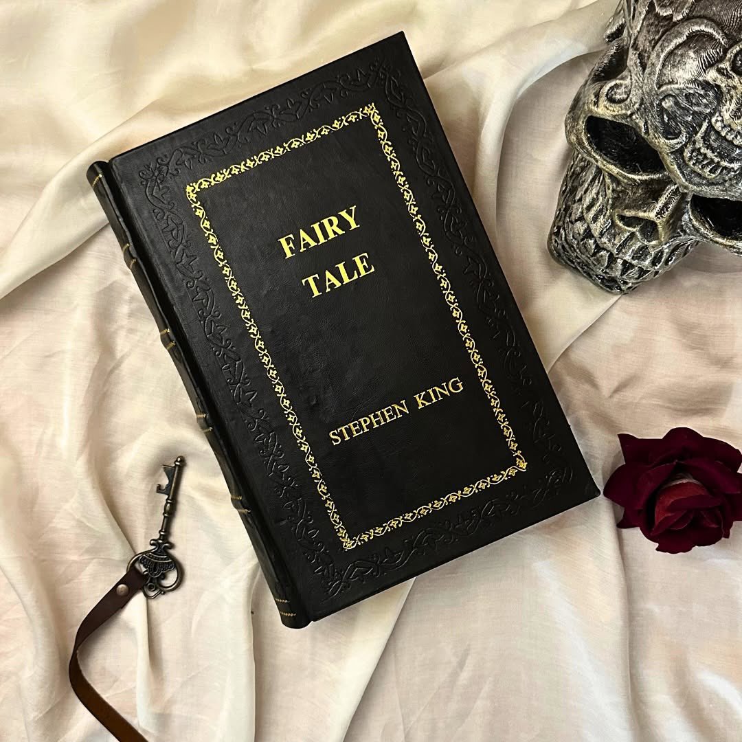 RareBiblio's tweet photo. ✨ #SALEisLIVE! ✨
#StephenKingBirthdaySale 🎉👑 Use code #KINGCOLLECTOR and grab up to 40% OFF on our #exclusivehandcrafted #StephenKing #leatherboundeditions 📚🔥
⚡ Limited time ⏳ | Limited copies 📦 | Once gone, they’re gone forever 👀
👉 Visit https://t.co/uLc4djGjqX now and explore these #collector’s treasures before they vanish into the mist 🌌🕯️
Tag your fellow #StephenKingfans 👻 or share this post with them—because no fan should miss this #legendary #sale! 💀📖✨
