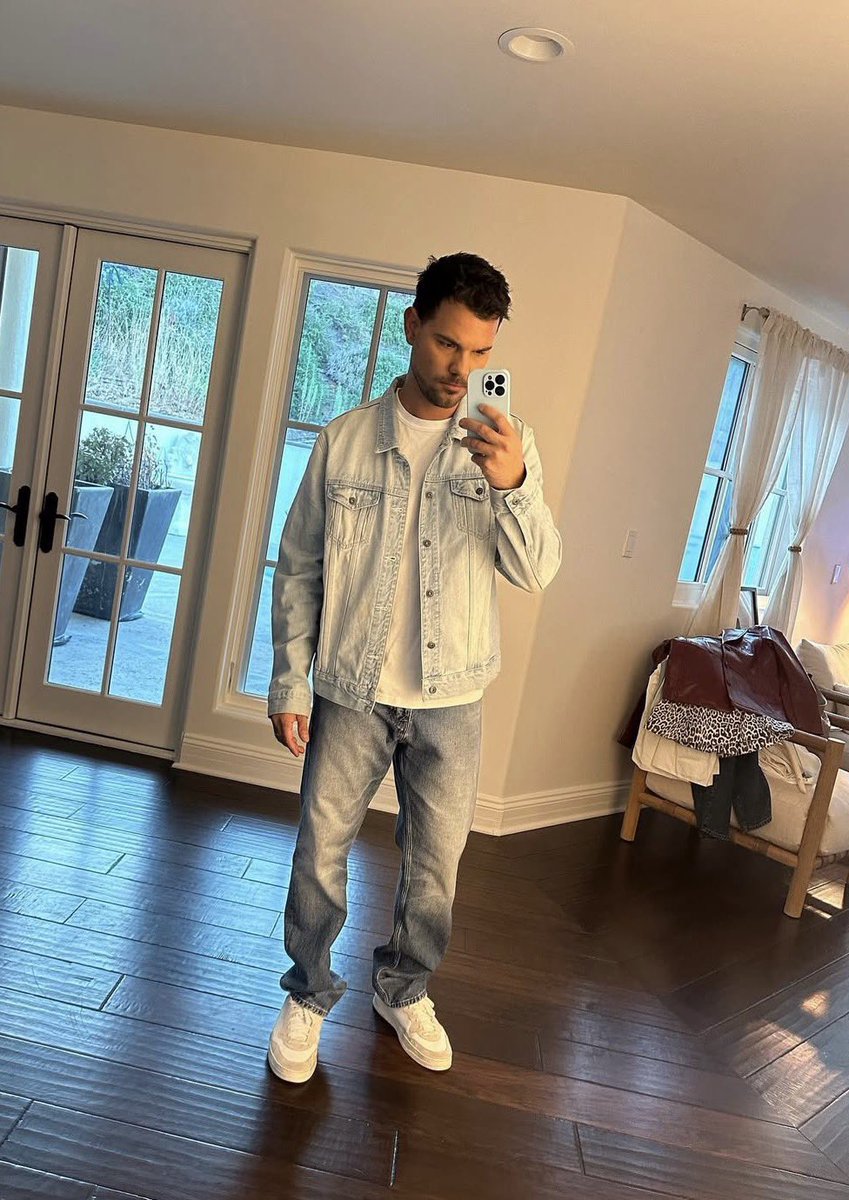 youngpeople_off's tweet image. #TaylorLautner et sa femme considèrent leurs chiens comme leurs enfants : « Les gens nous demandent : ‘avez-vous des enfants ?’ et nous répondons : ‘oui, nous en avons deux. Et ce sont nos chiens.’ Ils sont notre famille. » 🐶
 
🗞 People
