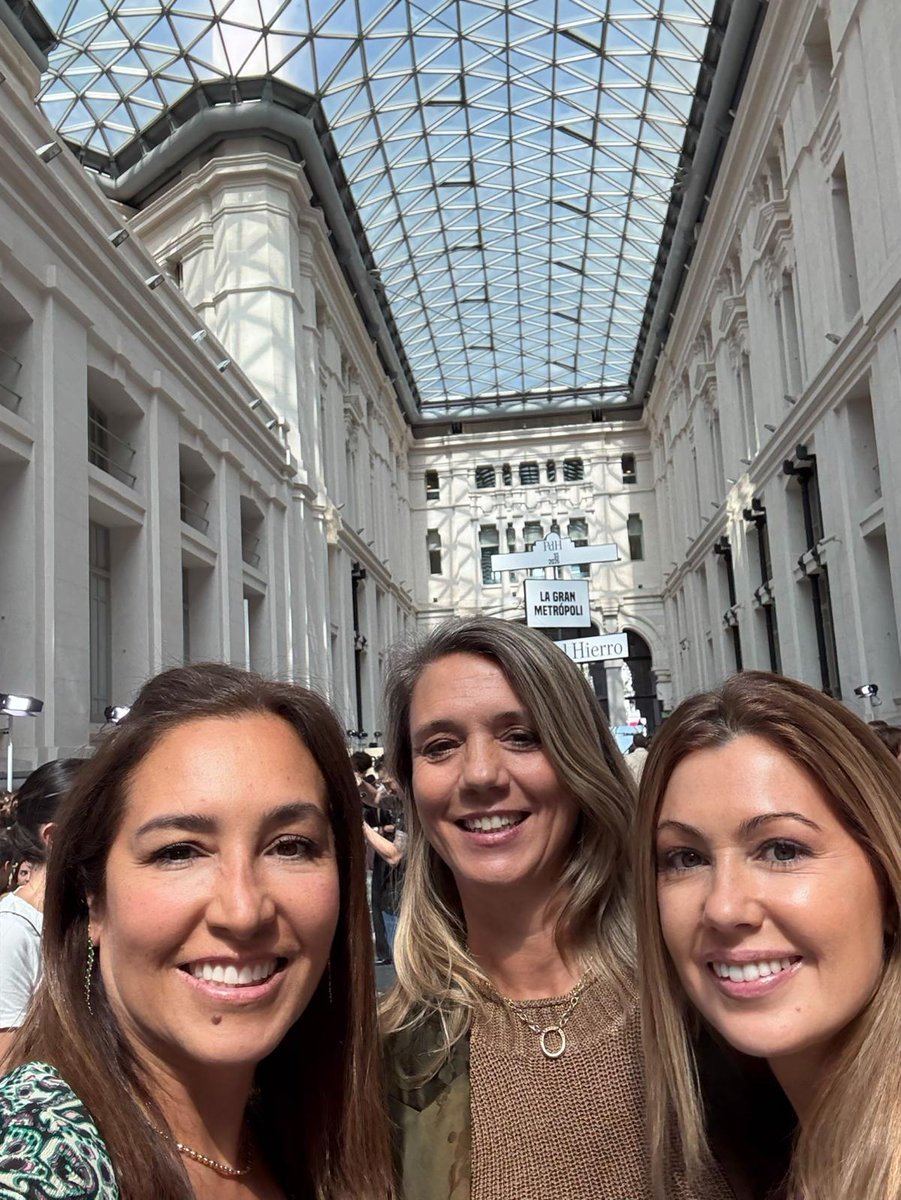 AEMEES_'s tweet image. 👗✨ La Mercedes-Benz Fashion Week Madrid celebra 40 años del 17 al 21 de septiembre, con +30% de participación y un 40% más de nuevos talentos en EGO. La moda se expande por la ciudad con las colecciones primavera/verano 2026.
#MBFWMadrid #ModaEspaña