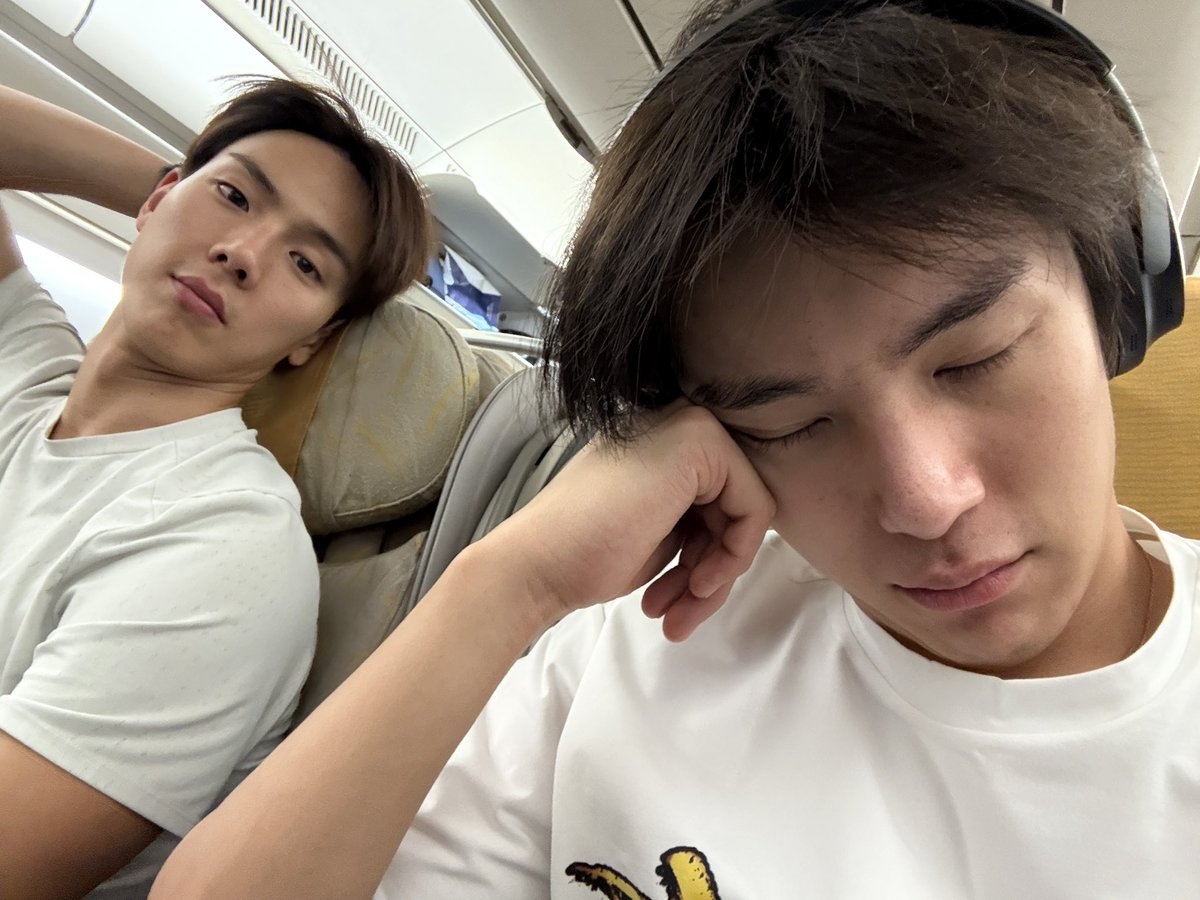 이렇게 섹시한 커플셀카를 말아준다고 또 둘만 화이트로입고 영원히 비행기옆자리에앉아서? 동생이 자는척하라하면자는척하고