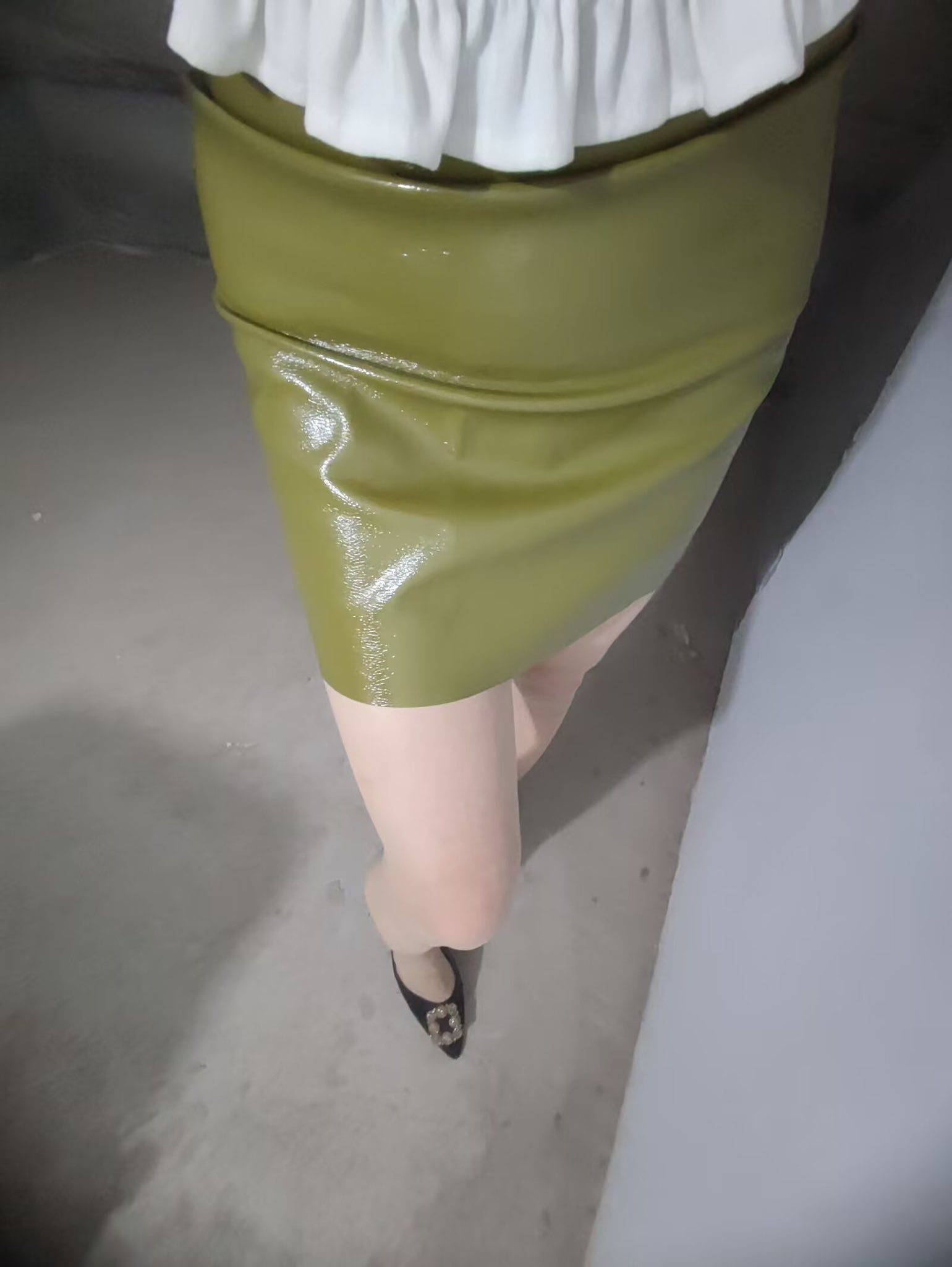 她 收到 了 爱心 与 留言 心 感到 甜蜜