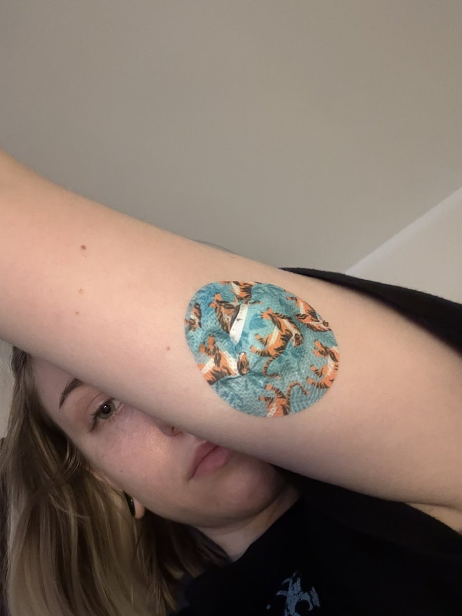 Corellyxd's tweet image. jedyny plus cukrzycy to ladne kolorowe naklejki na sensorze, teraz mam w tygryski