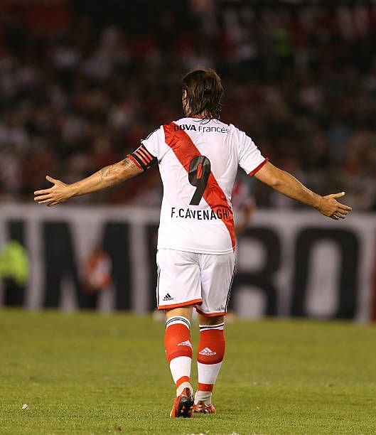 Te vimos formarte

Te vimos debutar

Te vimos brillar y salir campeon

Te vimos irte siendo una promesa

Te vimos volver cuando peor la pasabamos

Te vimos irte siendo traicionado pero siempre amando el club

Te vimos volver y ser campeon de todo

Simplemente Gracias Cavenaghi💝