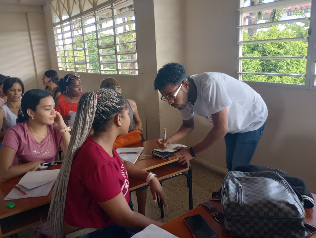 FEU_FCSH_UNICA's tweet photo. La FEU de Cuba se ha propuesto como proyección de trabajo la incorporación a las filas de la organización de estudiantes que cursas sus estudio en la modalidad de CPE. 

Dando cumplimiento a esta meta, la #FEU_FCSH llega a las aulas de esta modalidad para iniciar dicho proceso. https://t.co/pgvF6xuYdF
