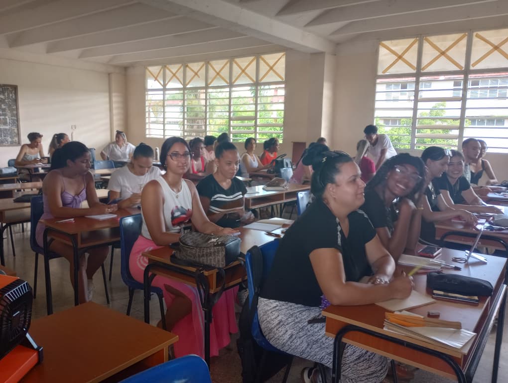 FEU_FCSH_UNICA's tweet photo. La FEU de Cuba se ha propuesto como proyección de trabajo la incorporación a las filas de la organización de estudiantes que cursas sus estudio en la modalidad de CPE. 

Dando cumplimiento a esta meta, la #FEU_FCSH llega a las aulas de esta modalidad para iniciar dicho proceso. https://t.co/pgvF6xuYdF