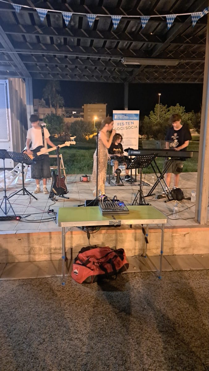 ElFrancRoig's tweet photo. Fantàstica actuació del grup rodenc @vespre.band a la festa del #OctoberFest que es va celebrar al #FrancasetMasroig https://t.co/jMC7gDEvqU