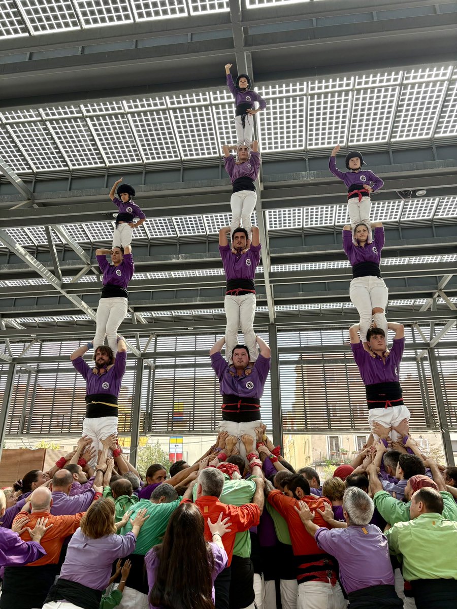 🎉 Avui hem celebrat la diada d’aniversari ben fort! Hem descarregat el primer i esperat 5d7 de la temporada 🔥

Actuació: pd4 de dol, 3pd4, 4d7a, 5d7, 4d7, vano de 5 i pilars de la mainada

Gràcies <a href="/guillats/">Guillats De La Selva</a> i <a href="/Airenou/">Aire Nou de Bao</a> per l’ajuda i el gran ambient! 💜

#castellers #castells
