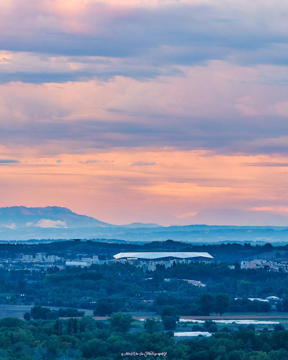 Quelque soit les saisons, on est là et bien là 🦁 🔴 🔵

Par ©️ Ninoversalphotography (Instagram /Facebook)

#Lyon #picoftheday #pictureoftheday #photooftheday #photography #sunset #parcol #groupamastadium #olympiquelyonnais