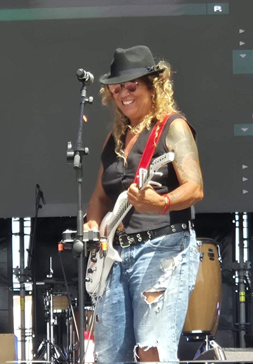 Hace tan sólo una semana,<a href="/RosanaOficial/">Rosana Arbelo</a> volvía a al escenario para ofrecernos un conciertazo lleno de emociones y de esa magia que todXs sentimos cuando ella está, con el plus de verla dándolo todo en su tierra. A algunXs, nos hizo volar. Es la pnta  #LaJefa, carajo!