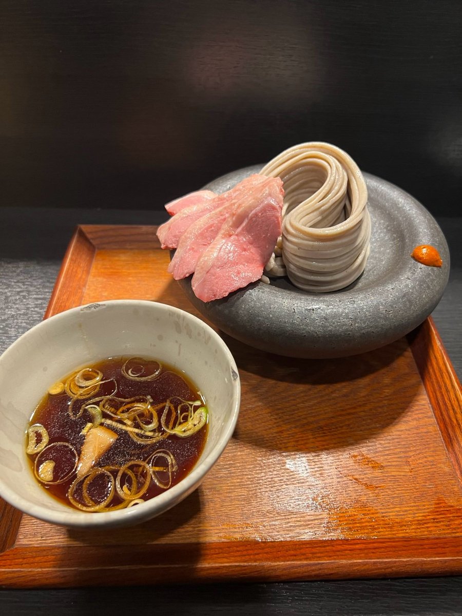 den_kamosoba's tweet image. 「Number_2」リリースで心も盛り上がる今💖
当店からは“W主役”の鴨蕎麦をご紹介🫧
香ばしい鴨つけ蕎麦＆徳島県産すだち鴨冷やし蕎麦🍋♪
どちらも暑い日にぴったり✨
特製出汁の旨みで、推しと同じくらい心満たされます💫
皆様のご来店お待ちしております🤗
#京都鴨蕎麦田 #京都ごはん巡り #kyoto