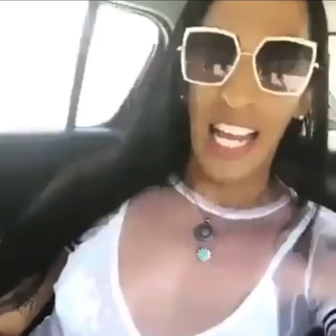 ghostelip's tweet image. cara tá um calor tão grande no rio que eu já liguei o ar se eu liguei ar eu vou cair na cama se eu cair na cama