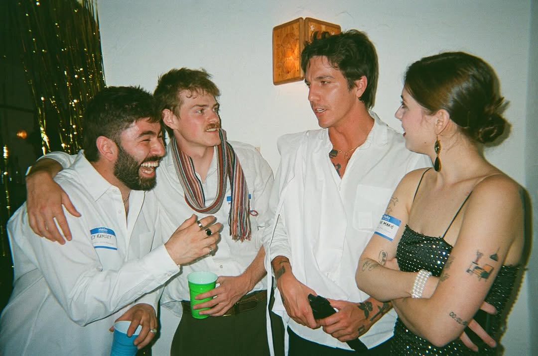 RoleModelBRx's tweet image. Tucker no aniversário da Lizzy McAlpine 💛