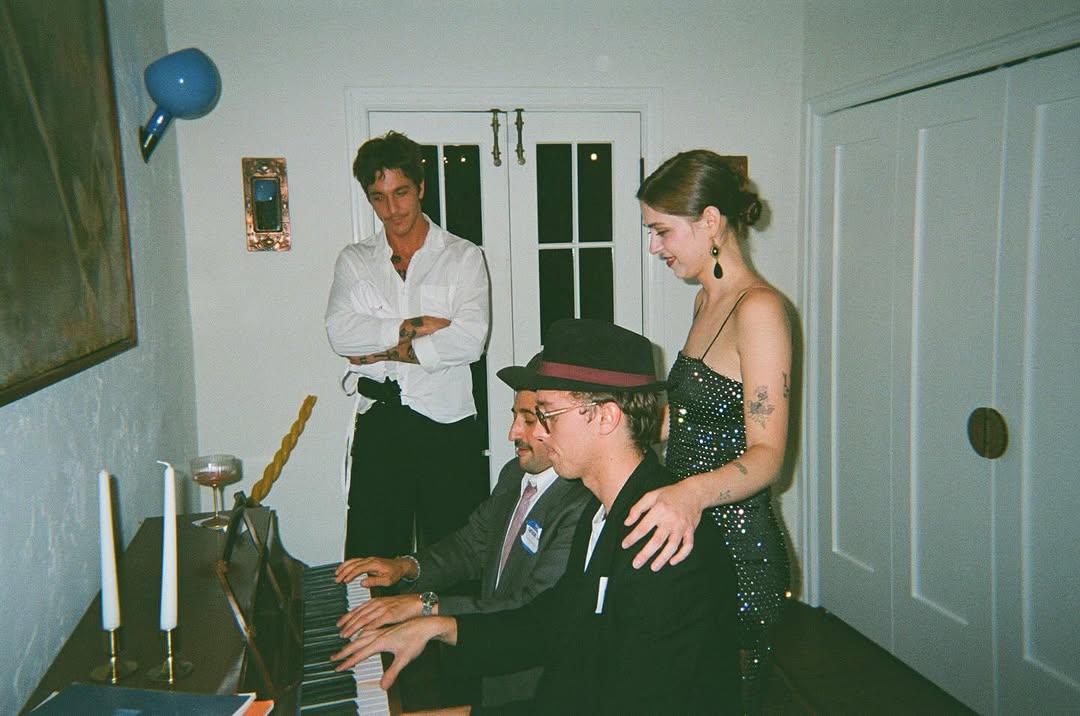 RoleModelBRx's tweet image. Tucker no aniversário da Lizzy McAlpine 💛