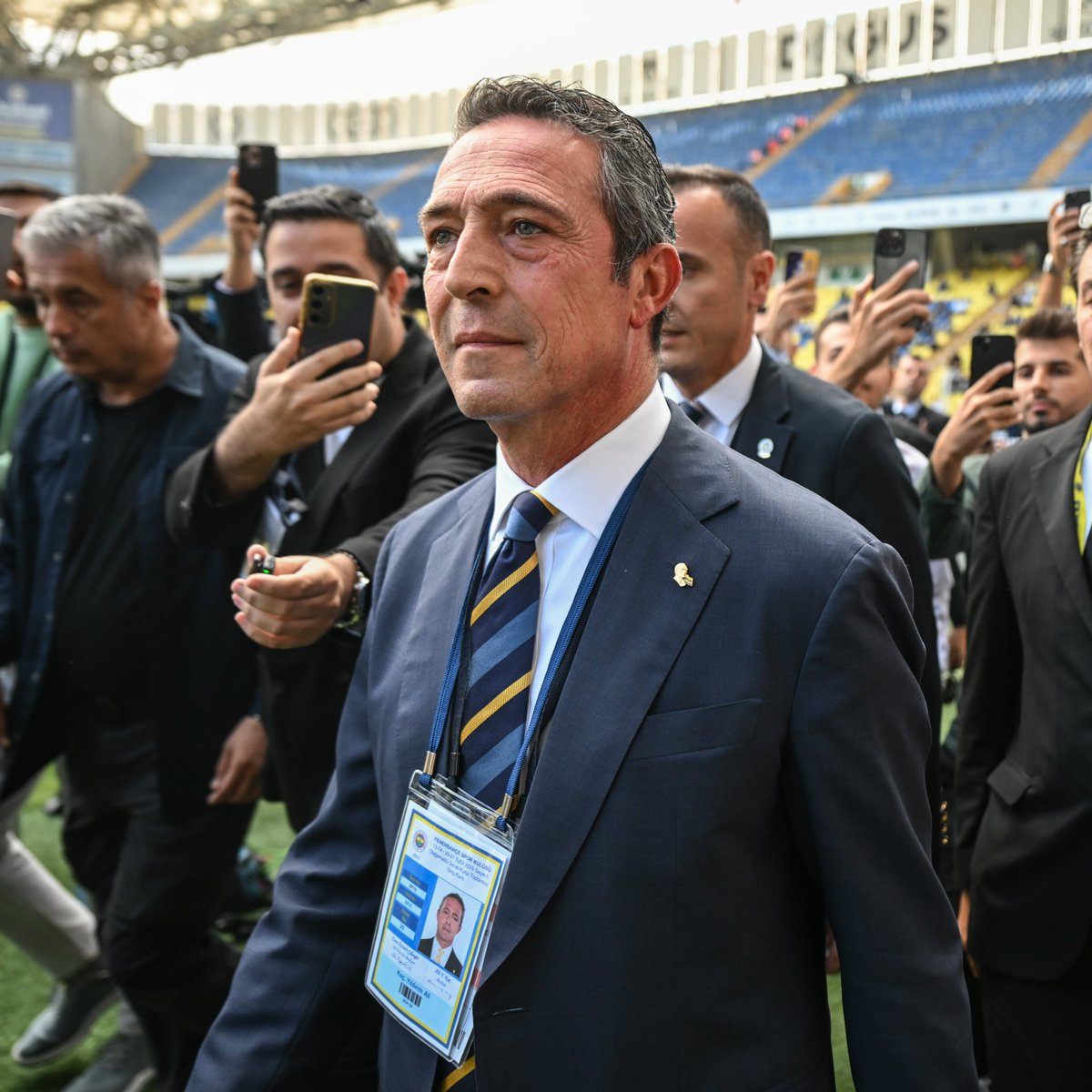 7 yılda Fenerbahçe'ye yaptığın her şey, kulübü uçurumun dibinden kurtardığın, Fenerbahçe için sarfettiğin maddi ve manevi her şey için teşekkür ederim Sevgili Başkanım. Şerefinle geldin, şerefinle gidiyorsun. Her şey için sonsuz teşekkürler. Yolun açık olsun Fenerbahçe Sevdalısı