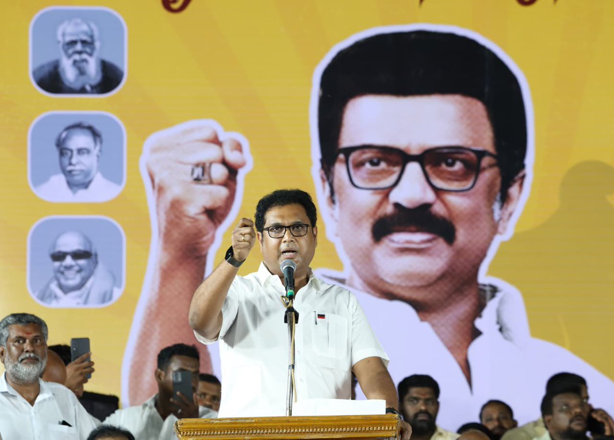 OfficeOfTRBR's tweet photo. தமிழ்நாட்டின் மண் - மொழி - மானம் காக்க, மாண்புமிகு கழகத்தலைவர் திரு.@mkstalin அவர்களின் ஆணைக்கிணங்க  திருவாரூர் தெற்கு வீதியில் நடைபெற்ற "தமிழ்நாட்டை தலைகுனிய விடமாட்டேன்! - ஓரணியில் தமிழ்நாடு" தீர்மான ஏற்பு பொதுக்கூட்டத்தில் கழக முதன்மைச் செயலாளர், மாண்புமிகு நகராட்சி நிர்வாகத்துறை அமைச்சர்  திரு. @KN_NEHRU அவர்களுடன் இணைந்து மாண்புமிகு தொழில்துறை அமைச்சர் முனைவர் @TRBRajaa அவர்கள் பங்கேற்று சிறப்புரையாற்றினார்.

மாநில உரிமைகளையும், சுயாட்சி அதிகாரங்களையும் பறித்து, கல்வி - நிதிப்பங்கீடு - மொழிக்கொள்கை என அனைத்திலும் தமிழ்நாட்டை வஞ்சித்துவரும் பாசிச கொடுங்கோல் கூட்டத்திற்கு எதிராகவும், அதற்கு துணைபோகும் அடிமைக் கூட்டத்திற்கு எதிராகவும் சாதி - மதம் - அரசியல் கடந்து ஓரணியில் இணையவேண்டியதன் அவசியம் குறித்தும், வாக்காளர் சிறப்பு தீவிர திருத்தம் (SIR) & தொகுதி மறுவரையறை மூலம் ஒன்றிய பாஜக அரசு செயல்படுத்த திட்டமிடும் முறைகேடுகளை எதிர்கொள்வது குறித்தும் சிறப்புரையாற்றினார்.

மாவட்ட கழக செயலாளர் திரு. @kalaivanandmk MLA அவர்கள் தலைமையேற்று மிகச்சிறப்பாக ஏற்ப்பாடு செய்திருந்த இந்நிகழ்வில், தொகுதி பொறுப்பாளர்கள், கழக முன்னோடிகள், மாவட்ட-ஒன்றிய-நகர-பேரூர் கழக நிர்வாகிகள், கழக உடன்பிறப்புகள் மற்றும் பொதுமக்கள் பெரும் எழுச்சியோடு கலந்துகொண்டு "தமிழ்நாட்டை தலைகுனிய விடமாட்டோம்" என உறுதியேற்றனர்.