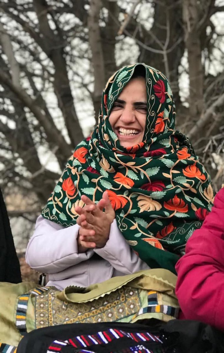 GulParii6's tweet photo. ماہرنگ  ہماری مزاحمت کا رنگ بلوچ ماں کی امید کا رنگ۔ تم حوصلے کا رنگ ہو بلوچستان کے پہاڑوں کی روح ہو۔ تمہاری مسکراہٹ ہمیں وہ طاقت اور ہمت دیتی ہے جو کہیں اور نہیں ملتی۔
#ReleaseBYCleaders 
#EndEnforcedDisappearances 
#StopBalochGenocide https://t.co/Pebwa7vTBR