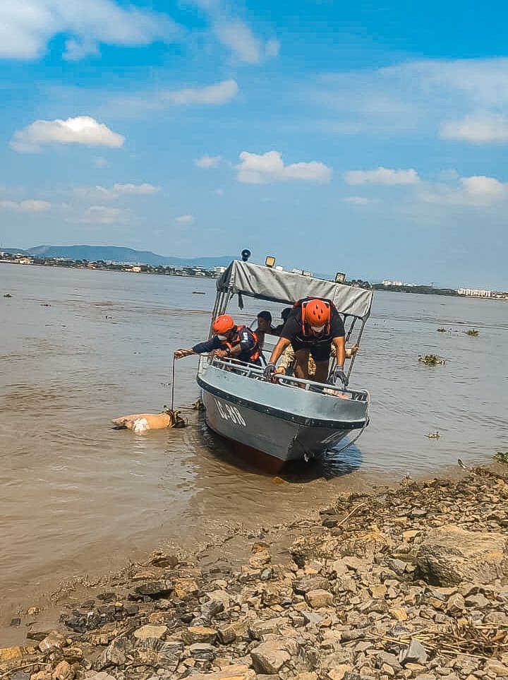 🚒🔥 Bomberos de Durán recuperaron un cuerpo en el río Guayas, sector Las Compuertas, en trabajo conjunto con <a href="/ECU911_/">ECU 911</a> y <a href="/PoliciaEcuador/">Policía Ecuador</a>. Actuamos con rapidez, seguridad y compromiso. #BomberosDeDuran #SiempreListos #ChonilloEc