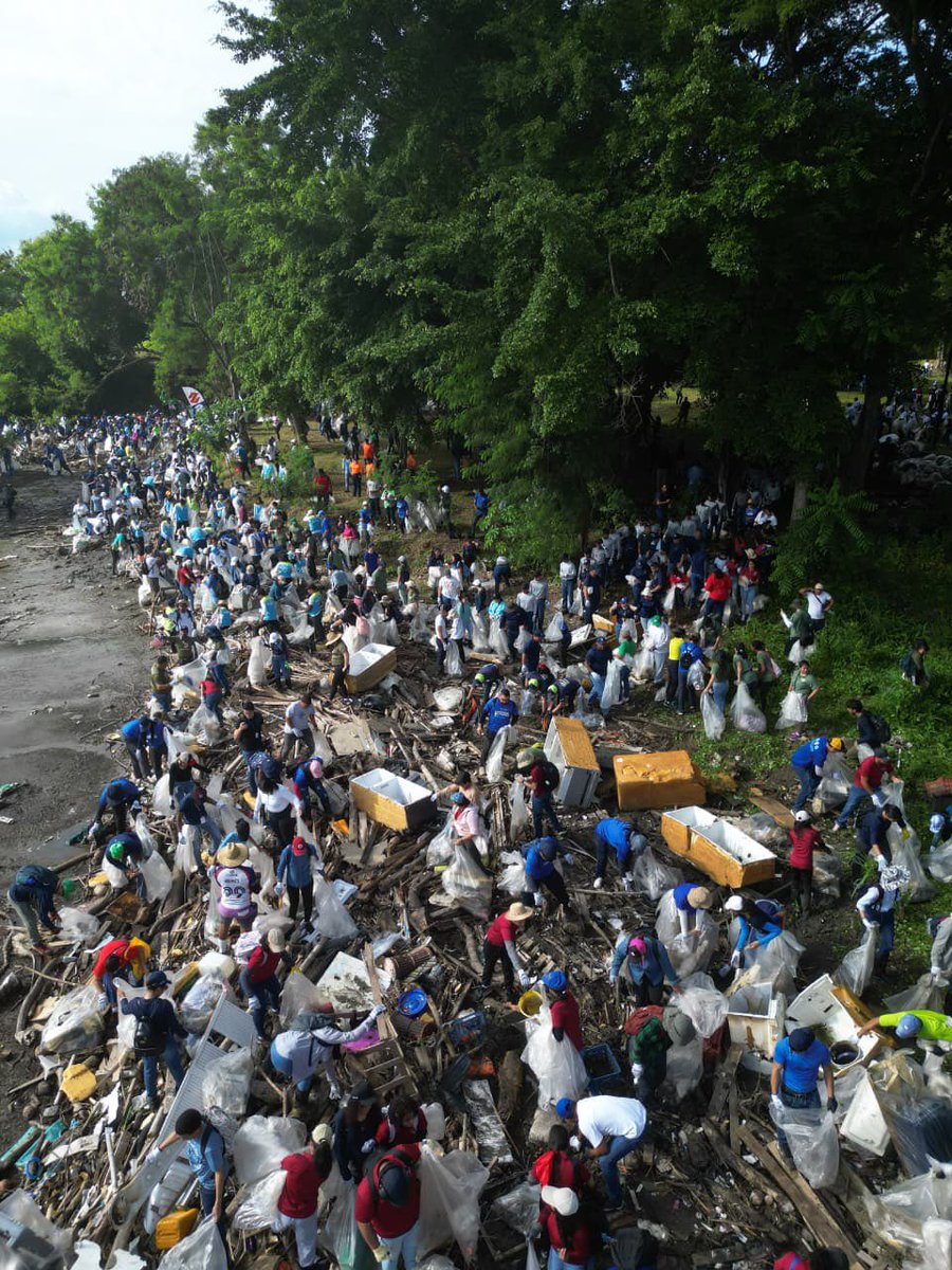Voluntarios de distintas organizaciones, empresas privadas, estudiantes y personal de <a href="/MiAmbientePma/">Ministerio de Ambiente de Panamá</a> participan de una gran jornada de limpieza de playa.