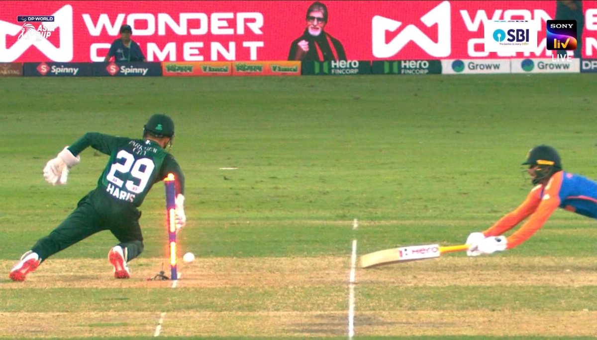 #INDvPAK
न्यूज में देखा  
देख सब रहे है