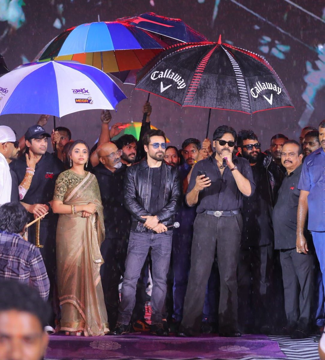 JanaSenaParty's tweet image. ‘ఓజీ’ చిత్రానికి సహకరించిన తెలుగు రాష్ట్రాల ముఖ్యమంత్రులకు కృతజ్ఞతలు 

•అభిమానుల ఉత్సాహం మరువలేనిది 
•చిత్ర దర్శకనిర్మాతలు, నటీనటులు, సాంకేతిక నిపుణులకు అభినందనలు 

‘ఓజీ’ చిత్రానికి సహకారం అందించిన ఆంధ్ర ప్రదేశ్ రాష్ట్ర గౌరవ ముఖ్యమంత్రి శ్రీ @ncbn గారికి, తెలంగాణ రాష్ట్ర గౌరవ…