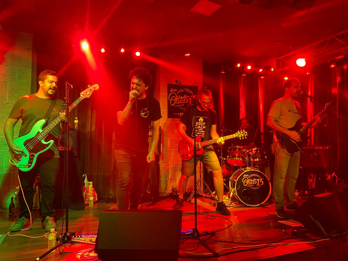 No soy consciente de lo amo el escenario hasta que vuelvo a subirme a él, y si ocurre con gente que amo, el momento se convierte en un recuerdo de los que nunca se olvidan.

Gracias, <a href="/CodigoVinagrio/">Código Vinagrio</a>, y que sean muchos más 🫂🤍