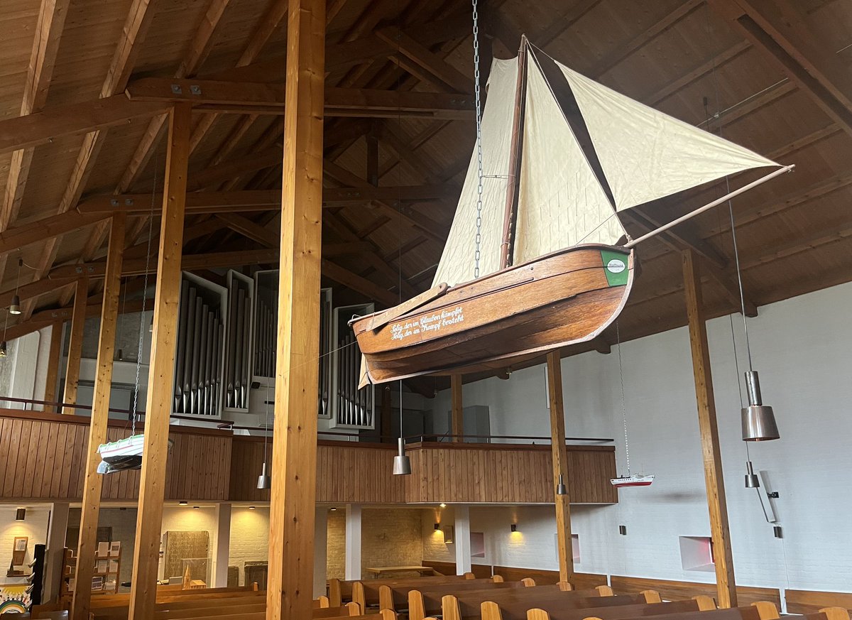 Zum vierzehnten Sonntag nach dem Trinitatisfest Fotos der Kirche St. Nicolai auf Helgoland. Aufgenommen im August 2025.

Und er sprach zu ihm: Stehe auf, gehe hin; dein Glaube hat dir geholfen! (Lk. 17, 19)