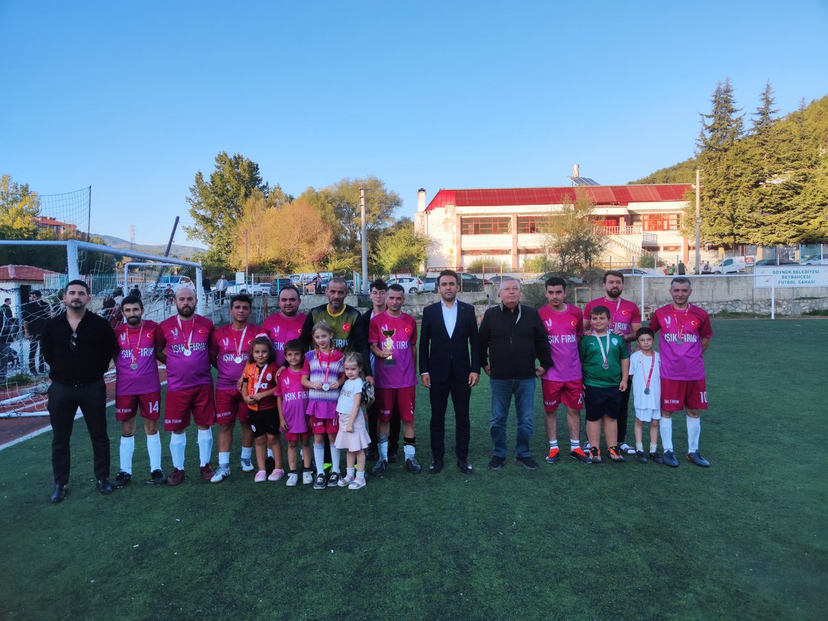 ⚽🥇🏆Göynük Kaymakamlığı Futbol Turnuvası Finali
 Kaymakamımız Sn.Talha BATTAL ve Bld. Başkanı Sn.Ali ORAL'ın katılımlarıyla gerçekleştirilen final müsabakasında,Göynük Gençler Gücü şampiyon oldu.  Kaymakamımız ve Belediye Başkanımız tarafından madalya ve kupa takdimi yapıldı.