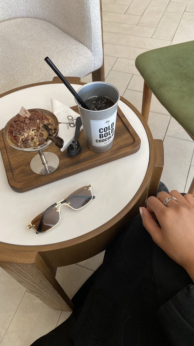 امرأة حُرة لاتهتم الا بأناقتها .