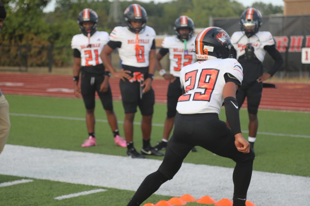 dinco_9's tweet photo. Everyday is another chance to get better at your craft. Make it worthwhile. 💪🏽 #Blessed #Grateful #Focused #29 @BellevilleFB @calvintip87 https://t.co/O1rwWJ2UCL