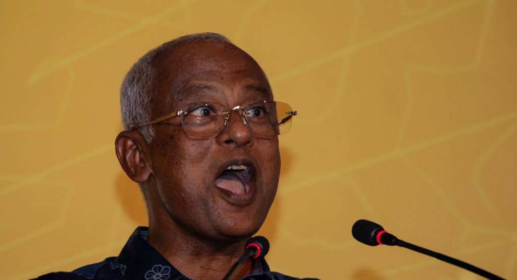 shizna_shiz's tweet photo. ދިވެހި ގައުމަށް ވަރަށްބޮޑު ޚިޔާނާތެއް. އެއްމެ ރުފިޔާއެއް ހޯދިފައިނޫވާއިރު އަދީބަށް މާފުދީ ގެންގޮސް ސިންގަޕޫރުގައި ވަޒަންވެރި ކުރުވީ ސޯލިހު. އަދީބުގެ ވައްކަން ބަލާނަމޭ ކިޔާ ވައުދުވެގެން ވެރިކަމަށް އަރާ ވައްކަންކުރި މީހާއާއެކު ޑީލްހެދީ. ދިވެހިން ހަނދާނެއް ނުނެތޭ. އެތައް ބިލިޔަން ރުފިޔާގެ ގެއްލުން ސޯލިހު ތިޔަވަނީ މިގައުމަށް ދީފަ @ibusolih @ali_niya @ibrahimlatheef @monasibnaseem @mohamedfiraq @zariyand @MDPSecretariat @MDPShippe @Imthiyazfahmy @aekofathih