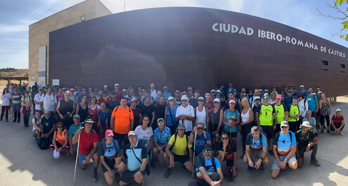 ⚪ RUTA DE SENDERISMO
Unas 250 personas han participado en la ruta inaugural del sendero PR-A 510 ‘Cástulo, ciudad deseada’, que cuenta con nueva señalización hasta el yacimiento arqueológico.

🔹 El edil de <a href="/TurismoLinares/">Turismo Linares</a>, Enrique Mendoza, ha destacado el éxito de la actividad.