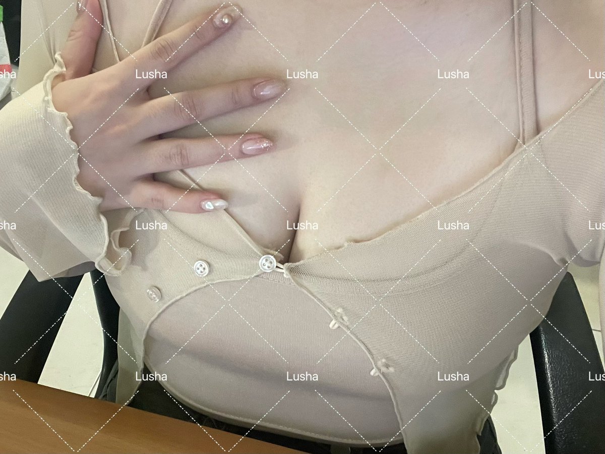 Lusha_error404's tweet image. 可能是想展示我手很黑⋯
色差是什麼鬼