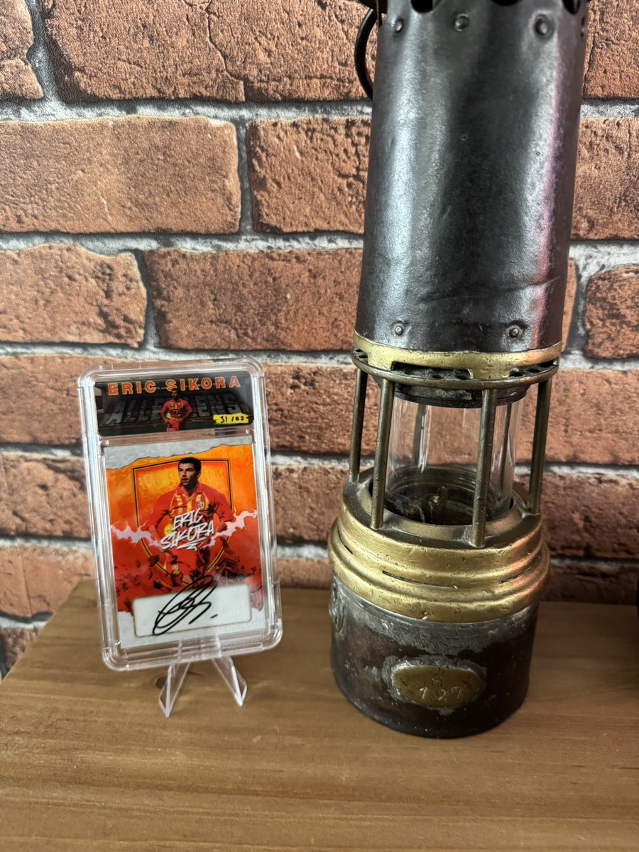 VsxYann21's tweet image. Encore quelques dispo pour un sold-out ! Pour la bonne cause ! Pour l’association CK Run, 35€ avec envoi , 62 exemplaires … n’hésitez pas à RT @addict_cards @Cardslabel @ZetawC @SekkeiSport @Syl_va_No