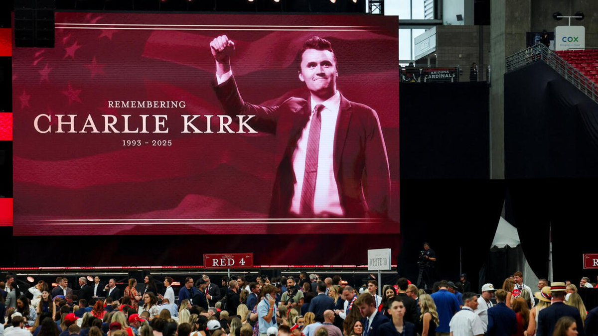 MarioNawfal's tweet image. 🚨🇺🇸 TRUMP TO CLOSE MASSIVE CHARLIE KIRK FUNERAL WITH MEDAL OF FREEDOM

Tens of thousands are in State Farm Stadium for Charlie’s memorial, with a lineup packed with Trump officials, family, and faith leaders.

Here’s the schedule (ET):

🕚 11:00–2:00 | Worship &amp;amp; tributes with…