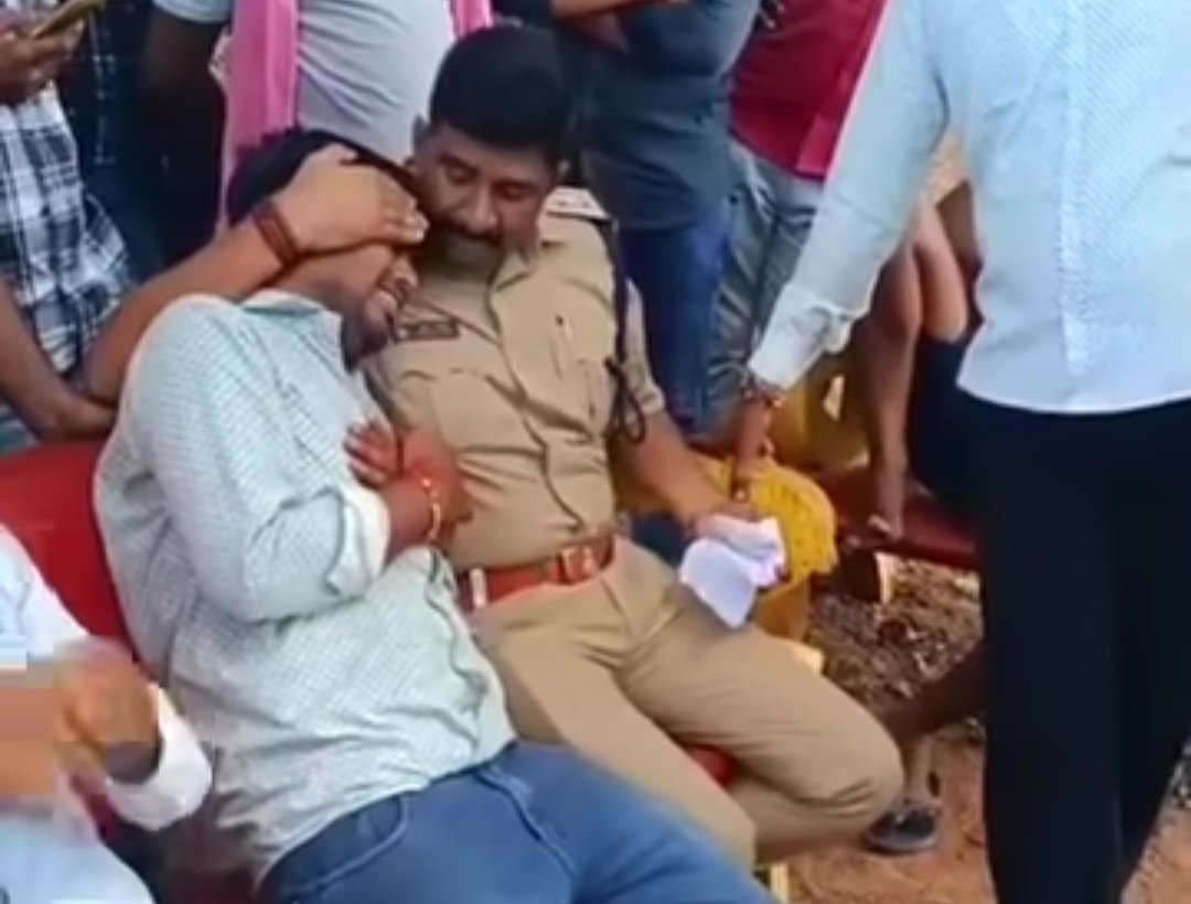 शिवपुरी(मप्र0) के भौती थाना क्षेत्र में एक कुएं में किशोरी का शव मिला, जिसके हाथ-पैर बंधे थे। बेटी की हत्या पर परिजनों आक्रोशित और शोकाकुल थे।

आंसुओं में डूबे परिवार के दर्द को समझते हुए थाना प्रभारी मनोज राजपूत ने बच्ची के पिता को गले लगाकर सच सामने लाने का वादा किया।