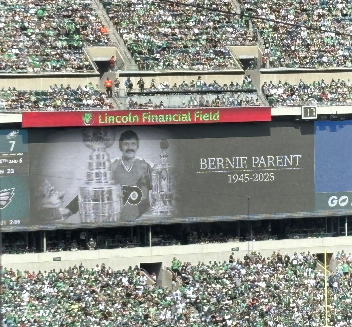 A standing ovation from Eagles fans as the Eagles remember Bernie Parent after he passed away this morning. Very nice tribute. 🙏