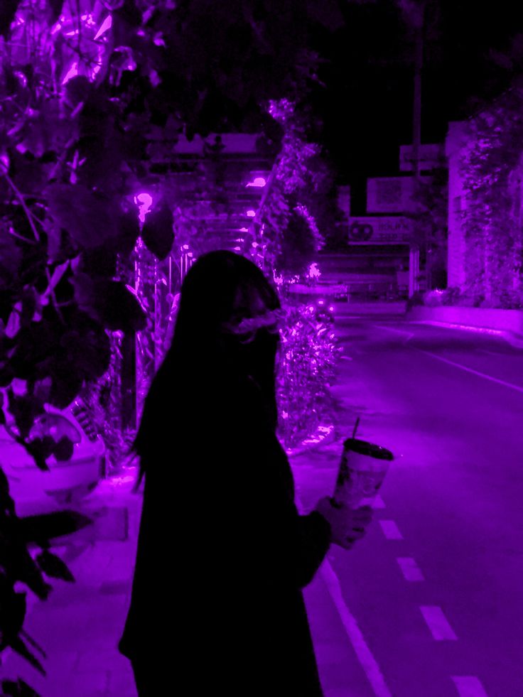 تبقى وحيدًا ، بالرغم من كُل انواع الزحام التي تحيط بك ، رَغْم حديثك الطويل مع الآخرين تبقى منعزلًا بنفسك حتى وإن خالطت الجميع🫟🪻