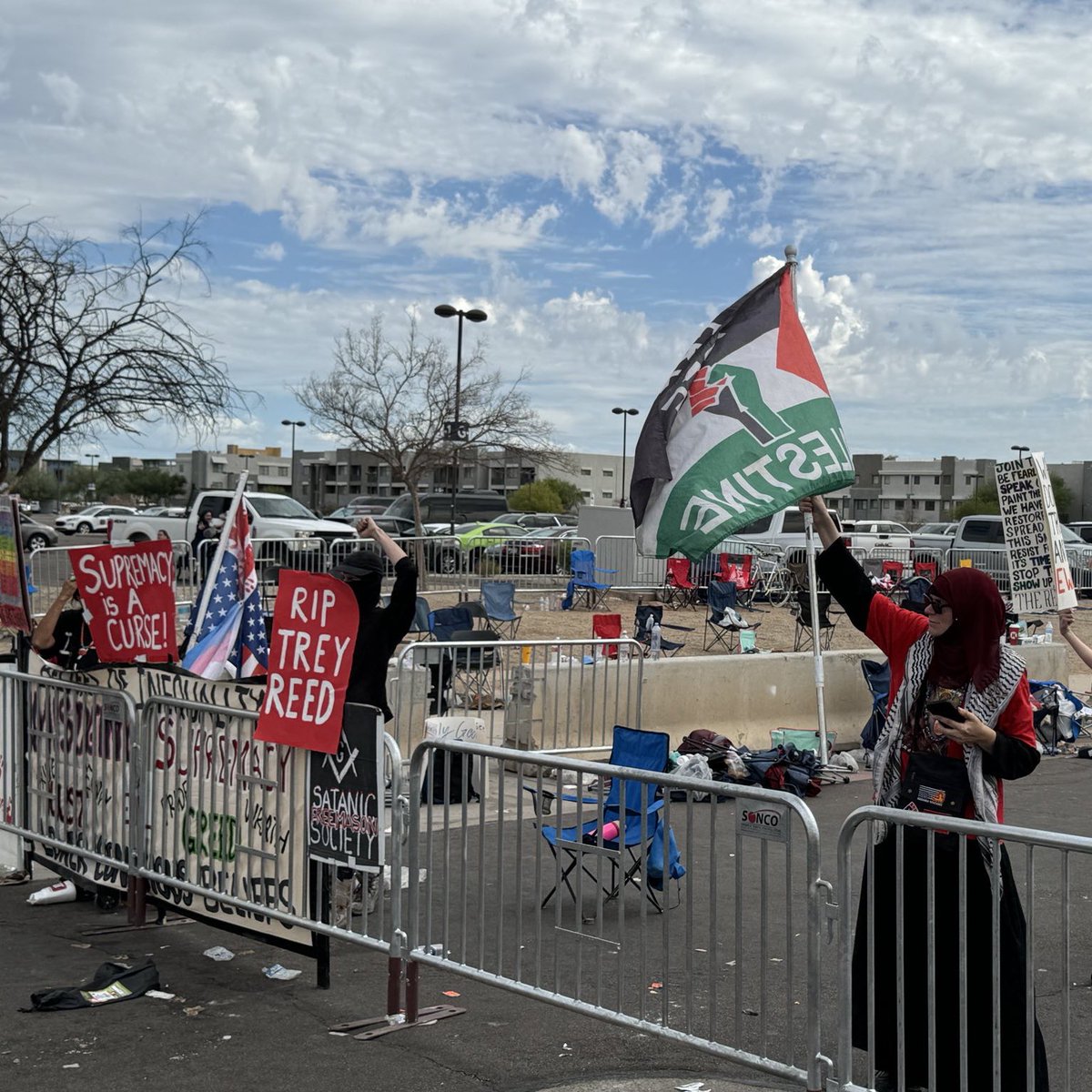 Election Wizard (@electionwiz) on Twitter photo 🚨BREAKING: A small number of counter-protesters have assembled to protest Charlie Kirk’s memorial service.
<a href="/BillMelugin_/">Bill Melugin</a> reports the number is less than a dozen. 🚨BREAKING: A small number of counter-protesters have assembled to protest Charlie Kirk’s memorial service.
<a href="/BillMelugin_/">Bill Melugin</a> reports the number is less than a dozen.