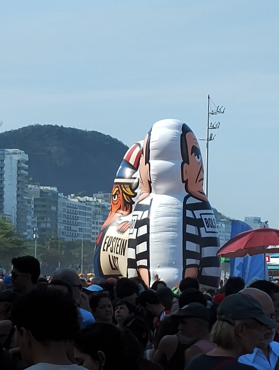 macostalima's tweet photo. Copacabana cheia contra a PEC DA BANDIDAGEM 
sem anistia pra golpista https://t.co/0YYd1vDR0i