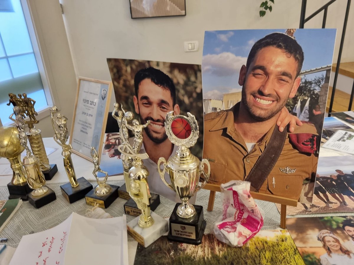 היום ישבתי עם משפחתו של סגן איתן אבנר בן יצחק ז״ל, בגבעת שמואל.
אבל קצר כל־כך, שנקטע על ידי החג והלב מתכווץ.

מה אומרים לאלמנה צעירה בת 21?
מה אומרים לאמא שידעה והרגישה?
מה אומרים לאבא, לסבתא, לאחים, לחברים, לכולנו, שאיבדנו יהלום אמיתי?

אין תשובות. יש חיבוק גדול, יש אמונה מהולה